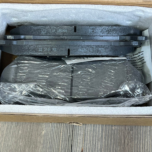 Rear ceramic brake pads kit for Chevrolet Suburban 2500, Silverado 2500/3500 HD, and Express 1500 in packaging.