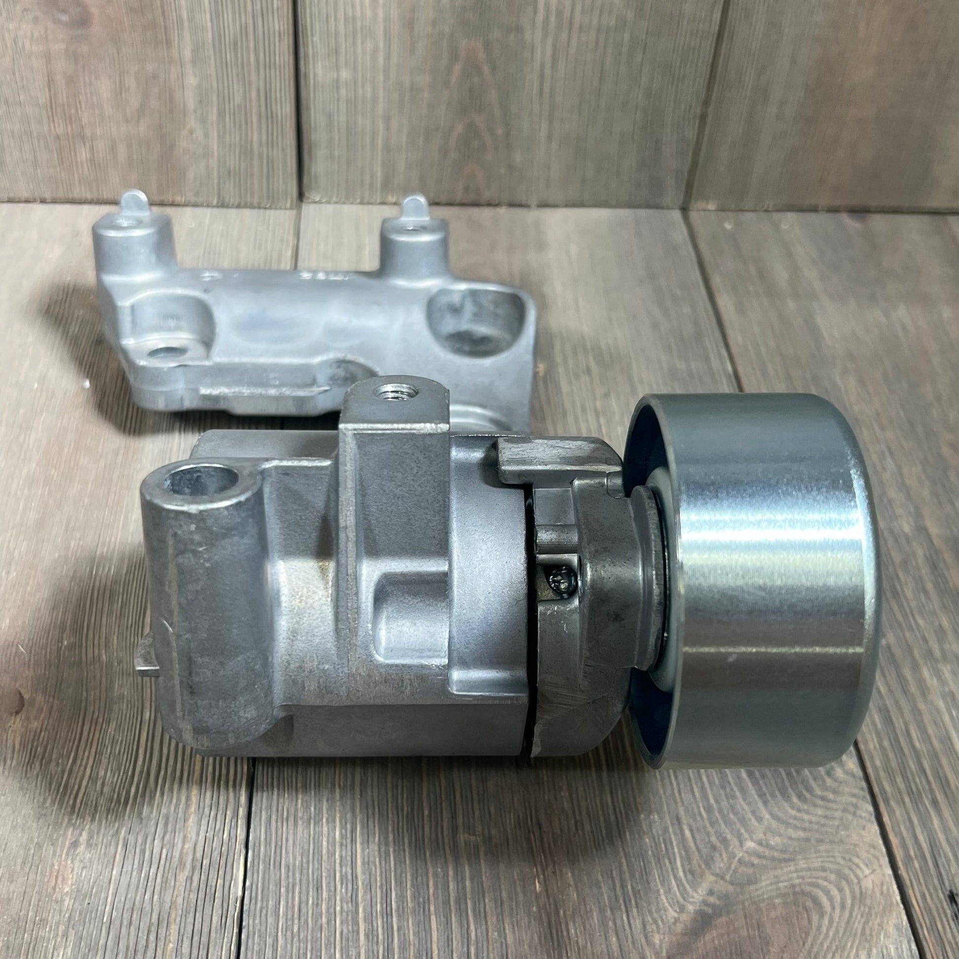 Drive belt tensioner assembly for Toyota Lexus 3.5L 4.0L V6, model 16620-31040, showcasing durable metal construction.