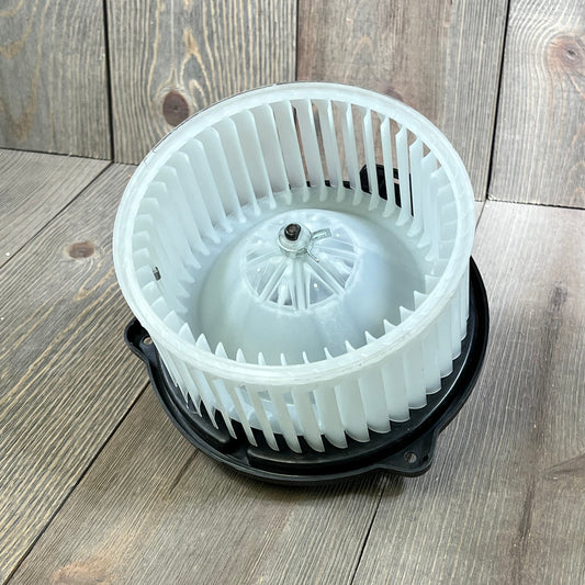 Durable Dibanyou AC Heater Blower Motor for Toyota Avalon 2000-2004, part number 700052, features a high-efficiency fan design.