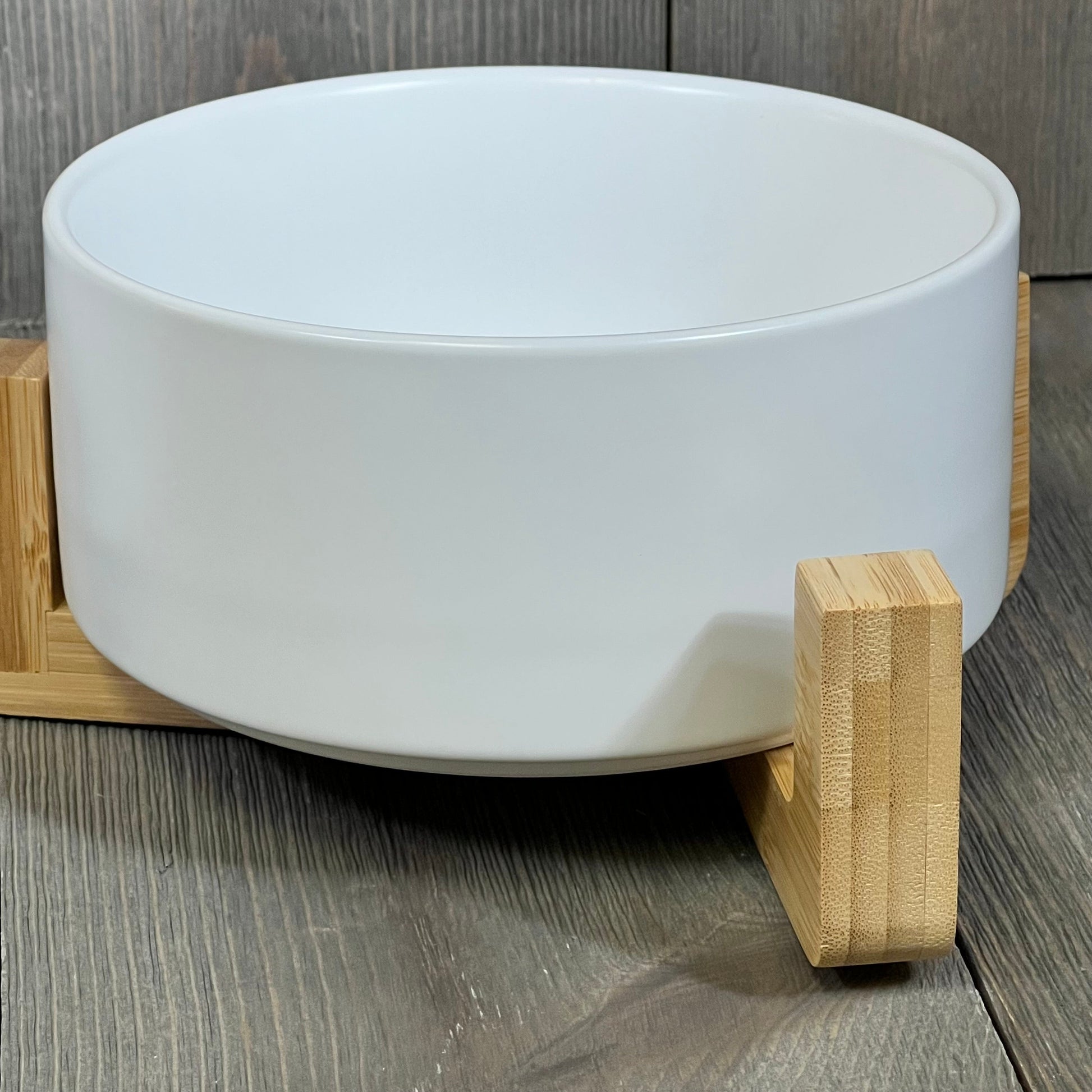 Ceramic dog and cat bowl with wooden stand, non-slip design, matte finish, ideal for medium pets, 28.7 oz capacity.