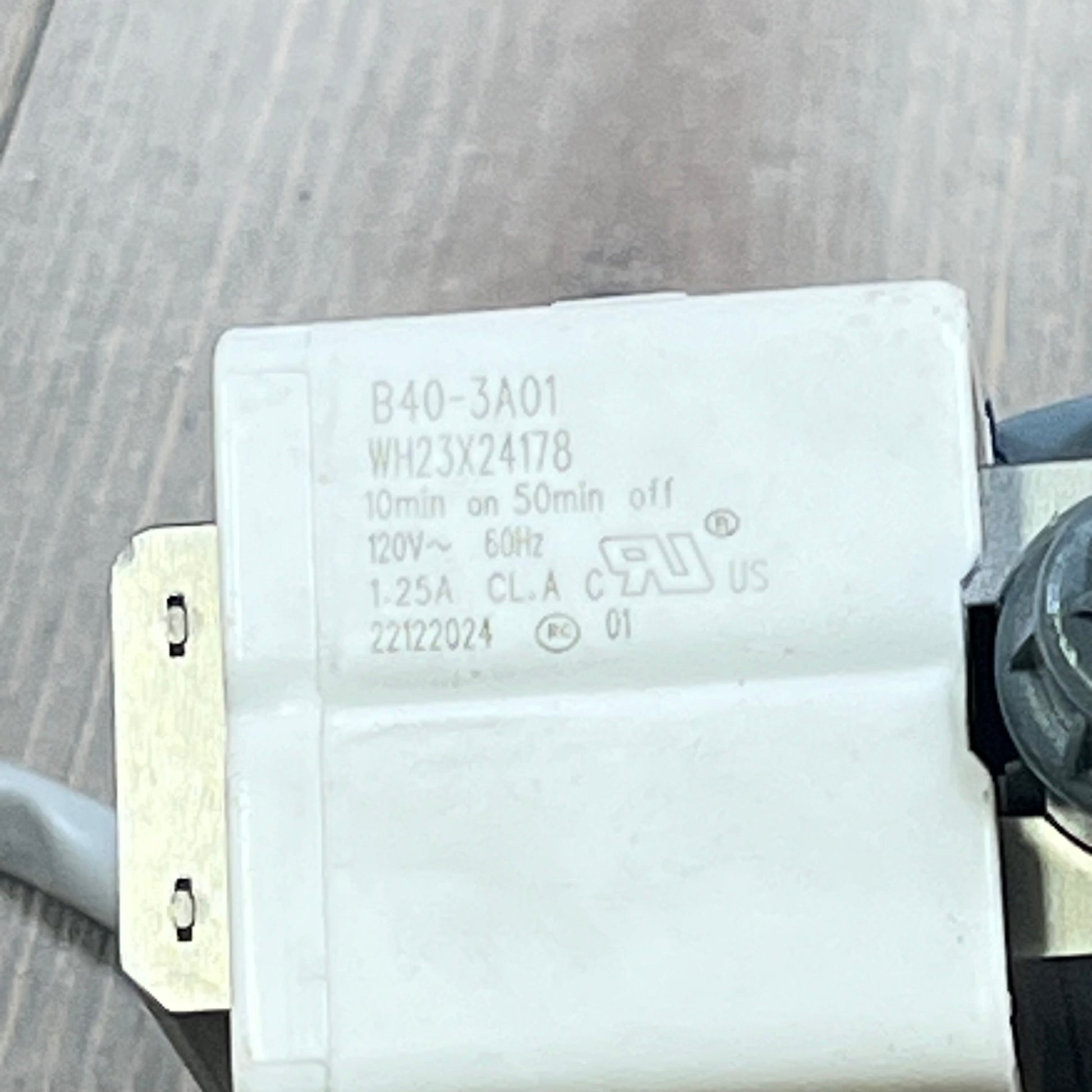 Close-up view of the Yendse WH23X28418 drain pump motor for Hotpoint GE washer, featuring B40-3A01 model details.