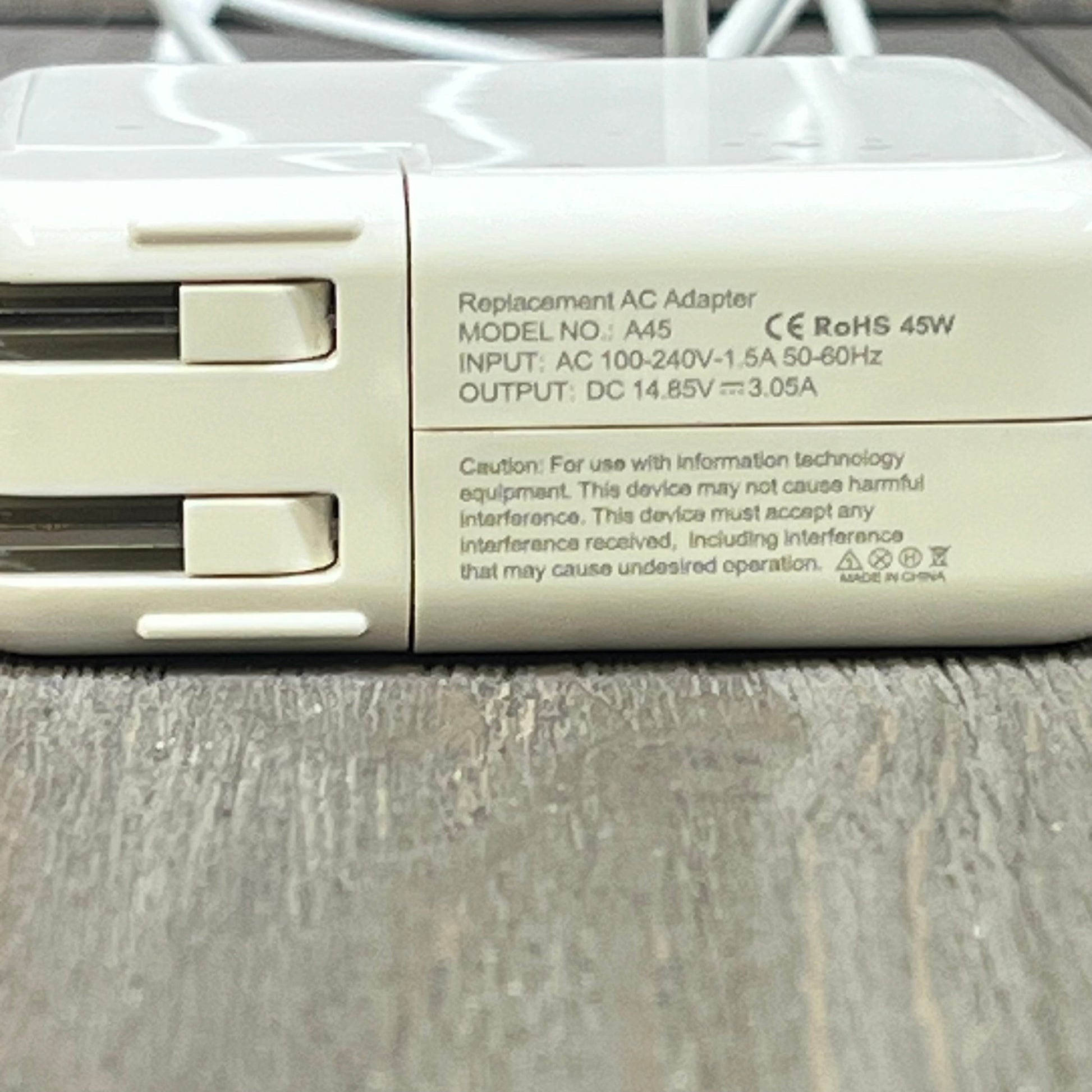45W Mac Book Air charger with detailed specifications, suitable for 11-inch and 13-inch models after mid-2012.