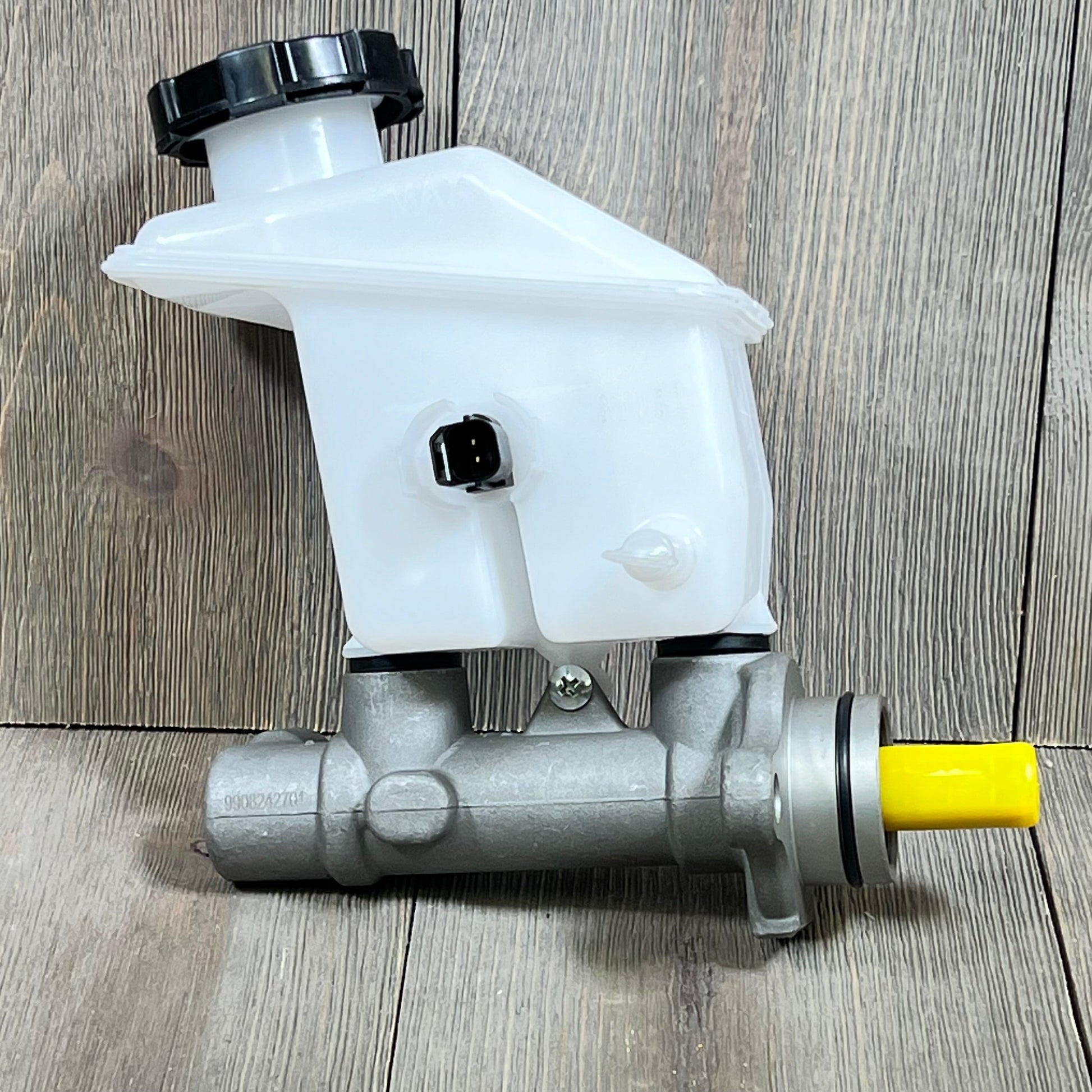 Durable silver-tone TUCKBOLD brake master cylinder with white reservoir for Kia Rio 2006-2011, model No.585101G100.